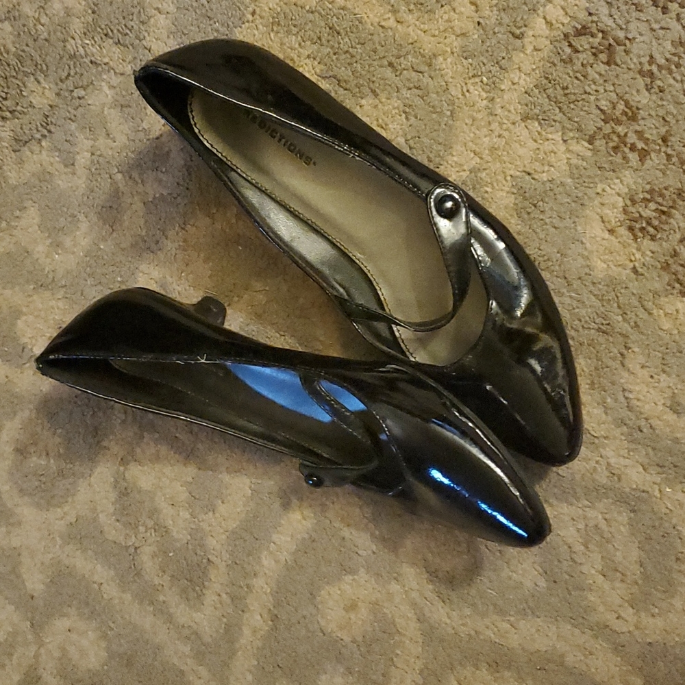 Shiny black kitten heels